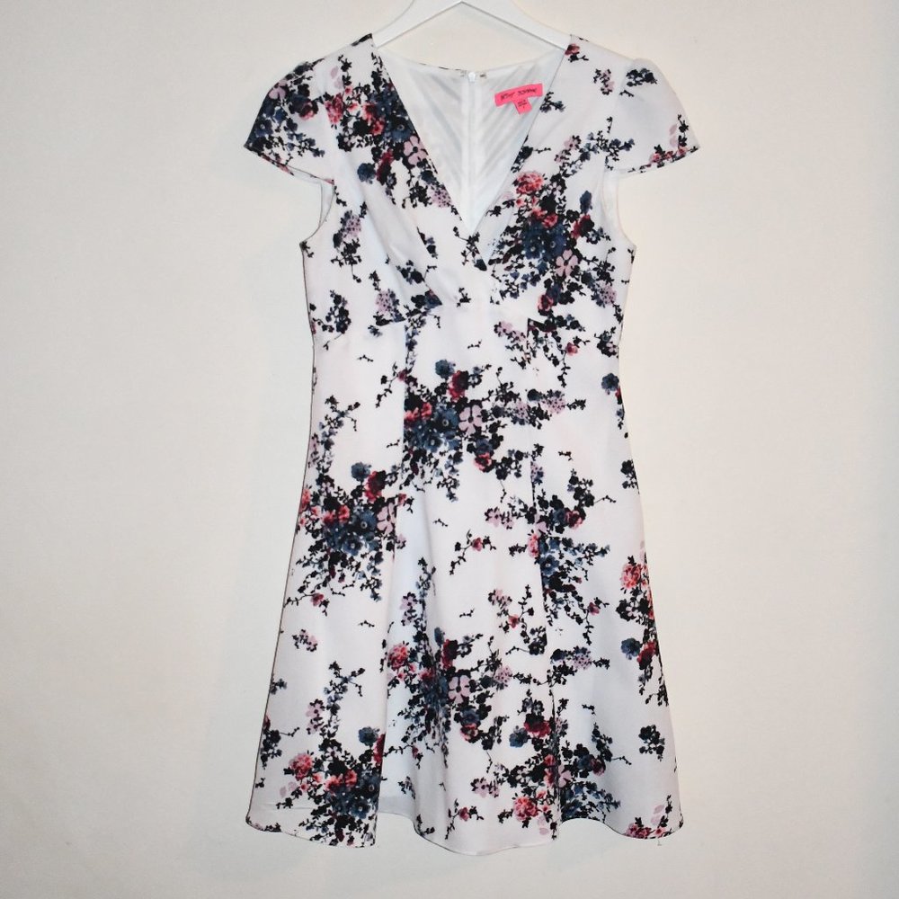 Betsey Johnson Fit & Flare Floral Dress Short Sleeve Size 6 V Neck